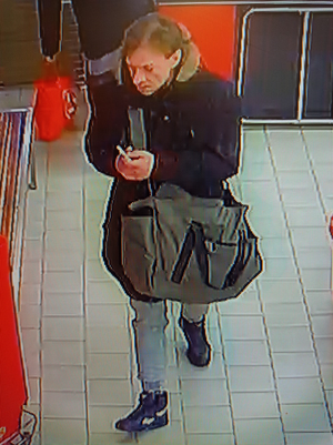 Wizerunek mężczyzny z podręczną torba przewieszoną przez ramię.