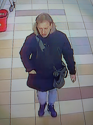Wizerunek mężczyzny z podręczną torba przewieszoną przez ramię.
