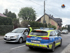 Policjanci kontrolują stan trzeźwości kierowców.