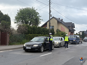 Policjanci kontrolują stan trzeźwości kierowców.