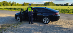 Umundurowana policjantka prowadzi kontrolę drogową.