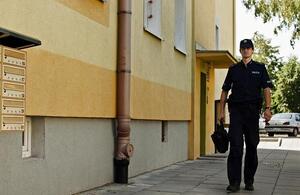 dzielnicowy podczas obchodu rejonu służbowego